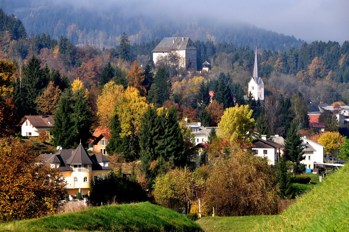 1920px-Moosburg_SO-Ansciht_mit_Schloss_und_Pfarrkirche_30102010_111